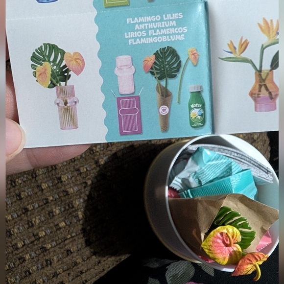 Mini verse Make It Mini Capsule Lifestyle Series 1 - Flamingo Lilies - Picture 6 of 7